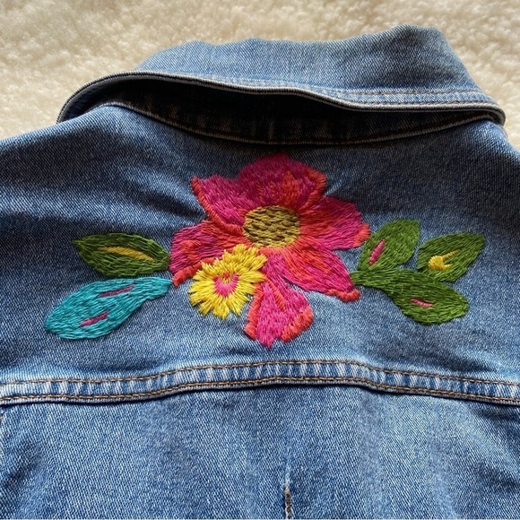 Very Vera Flower Embroidered Jean Jacket - Picture 7 of 7
